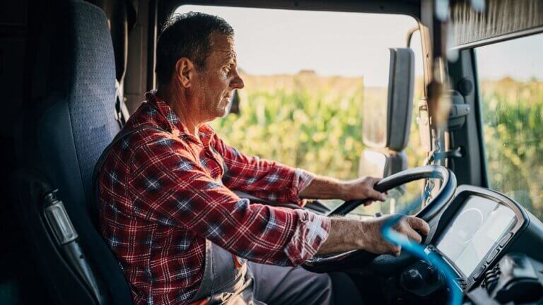 DOT pone en la mira a cargadores y brokers por conductores sin CDL válida